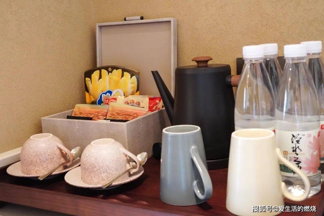 LucyRaymonbn's tweet photo. Hoy me toca quedarme tarde en la oficina, pero al menos el café sigue caliente y tengo un snack para aguantar la jornada. #DíasDeOficina https://t.co/mbNFPGhRVD