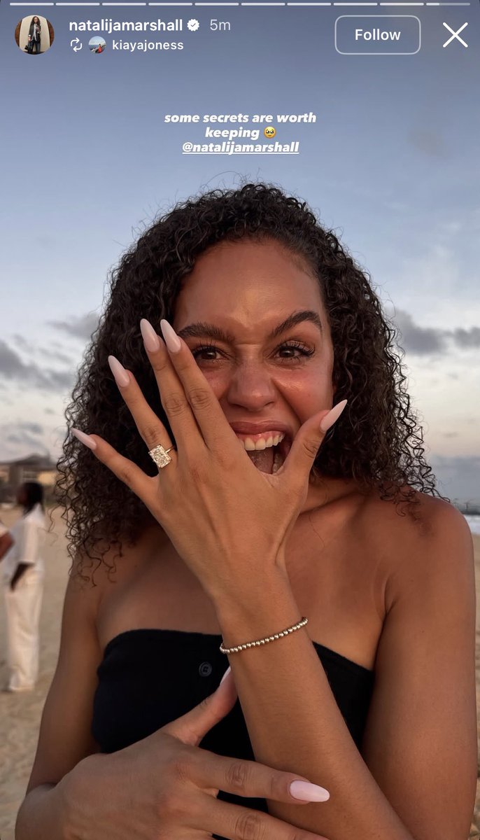 9uckles's tweet photo. JEWELL PROPOSED TO HER GF YALL 👀👀👀👀👀👀 https://t.co/G1i5eyKbIC