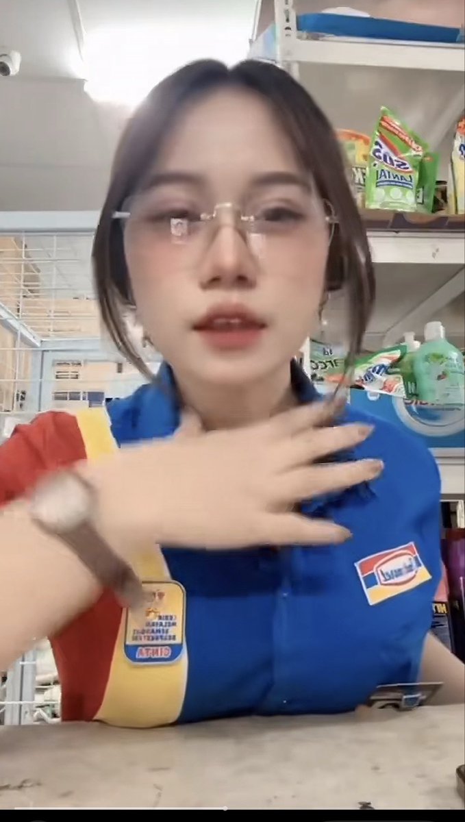 0x033zero's tweet photo. setelah jejey dan aulia mode hijab, sekarang lylia kasir Indomaret ikut coolmax 
——
https://t.co/zwnHfQWgzD
——
#kasirindomaret

#kasircantik #indomaret #lylia https://t.co/GUcNigBSZc