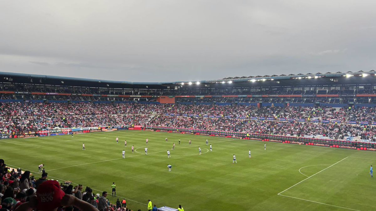 MXESTADIOS's tweet photo. Se muere el Pachuca.
Ya no tiene afición.
En juego regular está vacío el estadio.
En visita de grandes, se los llena el rival.
Ni con promociones, ni con buenos torneos. Con nada responde esa plaza, que es la peor, la más fría e indiferente de México.

Esta foto es del sábado que Chivas fue a llenarlo.