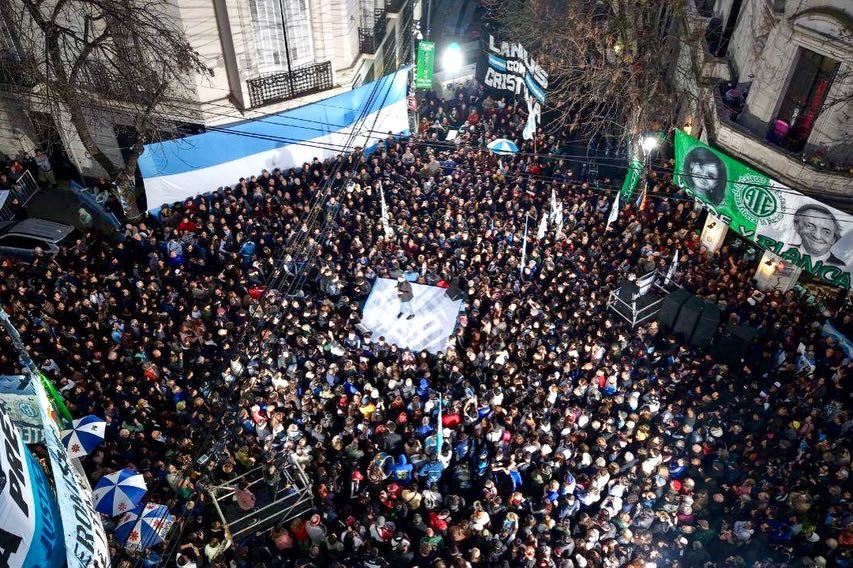 KolinaCaba's tweet photo. 👉🏼 VIVA, LIBRE Y CANDIDATA 🇦🇷✌🏼

A cuatro años del intento de femimagnicidio, acompañamos a @CFKArgentina en San José 1111, junto a Máximo, @aliciakirchner y referentes del movimiento popular.

Intentaron matarla y después impiden que la podamos elegir.

Hoy no solamente está proscrita Cristina: estamos proscriptos todos los que la queremos votar.

La queremos viva, libre y candidata. Queremos poder elegirla.

#4AñosDeImpunidad