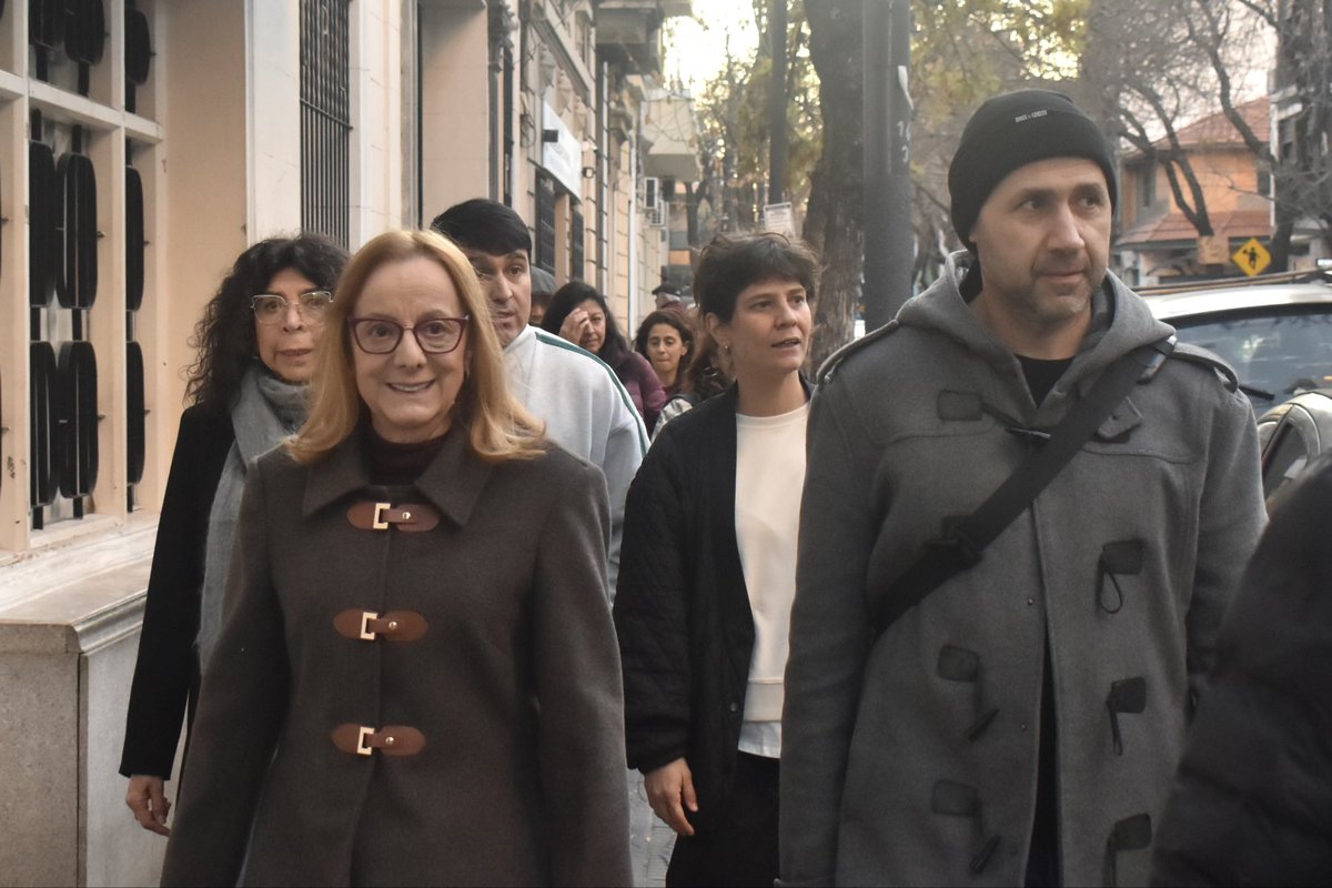 KolinaCaba's tweet photo. 👉🏼 VIVA, LIBRE Y CANDIDATA 🇦🇷✌🏼

A cuatro años del intento de femimagnicidio, acompañamos a @CFKArgentina en San José 1111, junto a Máximo, @aliciakirchner y referentes del movimiento popular.

Intentaron matarla y después impiden que la podamos elegir.

Hoy no solamente está proscrita Cristina: estamos proscriptos todos los que la queremos votar.

La queremos viva, libre y candidata. Queremos poder elegirla.

#4AñosDeImpunidad