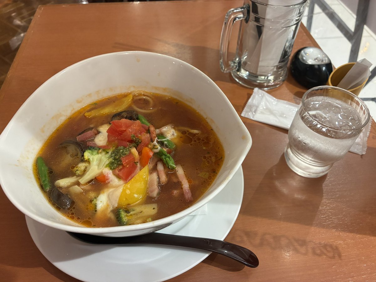 shara09030's tweet photo. 東京楽しかったです！
1日だけじゃ足りないのでいつかじっくり計画立て��からまた来たい…
4枚目は109の地下にあるデコレーションできるアイス屋さんで買いました。
代理っ子👿📕モチーフ(若干シャラちゃん🩷の要素もある。❤️の髪飾りとか) https://t.co/KBjyk4KVg8