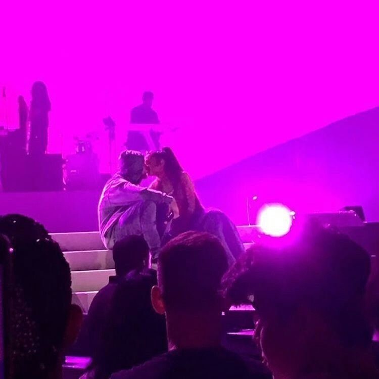 gabidemie's tweet photo. Ariana really thinks we forgot she invited Ricky to the show after they’d already broken up just to kiss Mac onstage and make Ricky look like a fccking CUCK https://t.co/vTtpjsHfyN