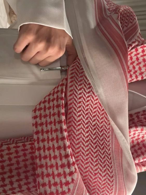 n_zi7i's tweet photo. يبيّـن لك انه هادي وخاطـره مسـرور
    وهو والله انه يزعجـه صوت مسباحه

                    #صباح #الخـير https://t.co/zAhPDLeo4x