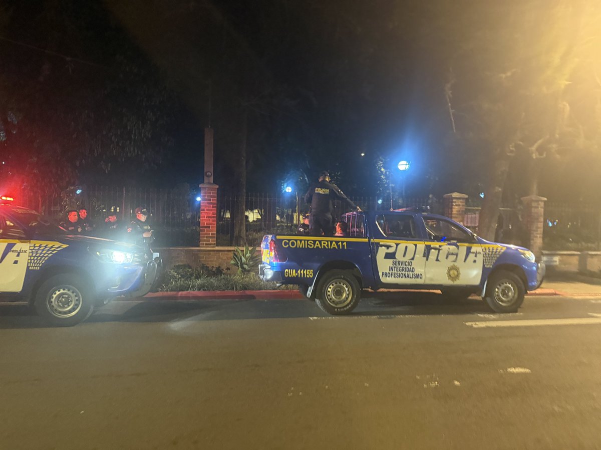 marvindelcid's tweet photo. La @PNCdeGuatemala se está llevando de nuevo @Sonny_Figueroa de forma ilegal.

Estábamos frente a la Torre de la zona 2 de la #CuudadDeGuatemala lo primero que dijeron fue danos la computadora https://t.co/WyPDrdOJtR