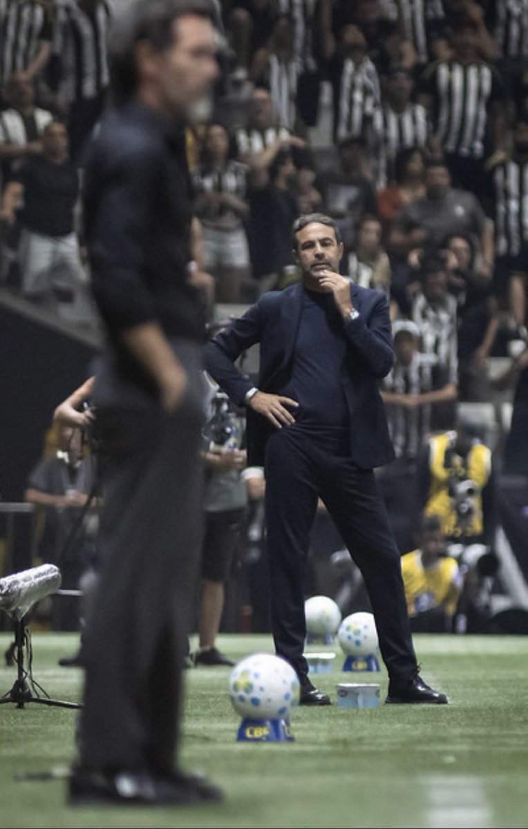 _ocaiofabio's tweet photo. Uma das grandes esperanças que eu tinha na intertemporada era de que Artur Jorge criasse alternativas táticas para o Cruzeiro. Infelizmente, o treinador não conseguiu fazer isso, tornou o time mais previsível e insistiu em escolhas que não faziam o menor sentido. Quando deveria agir, preferiu, por exemplo, optar por deixar um defensor amarelado em campo (Villalba é o maior responsável, mas o treinador também tem culpa por não ter feito o movimento óbvio). 
Nas duas eliminatórias, o português foi presa fácil para Leonardo Jardim e Barba Domínguez. Não torço pela queda do treinador, mas ele vai precisar lidar com a responsabilidade de ter decepcionado o cruzeirense em um momento em que se esperava muito dele.

📷 Cruzeiro