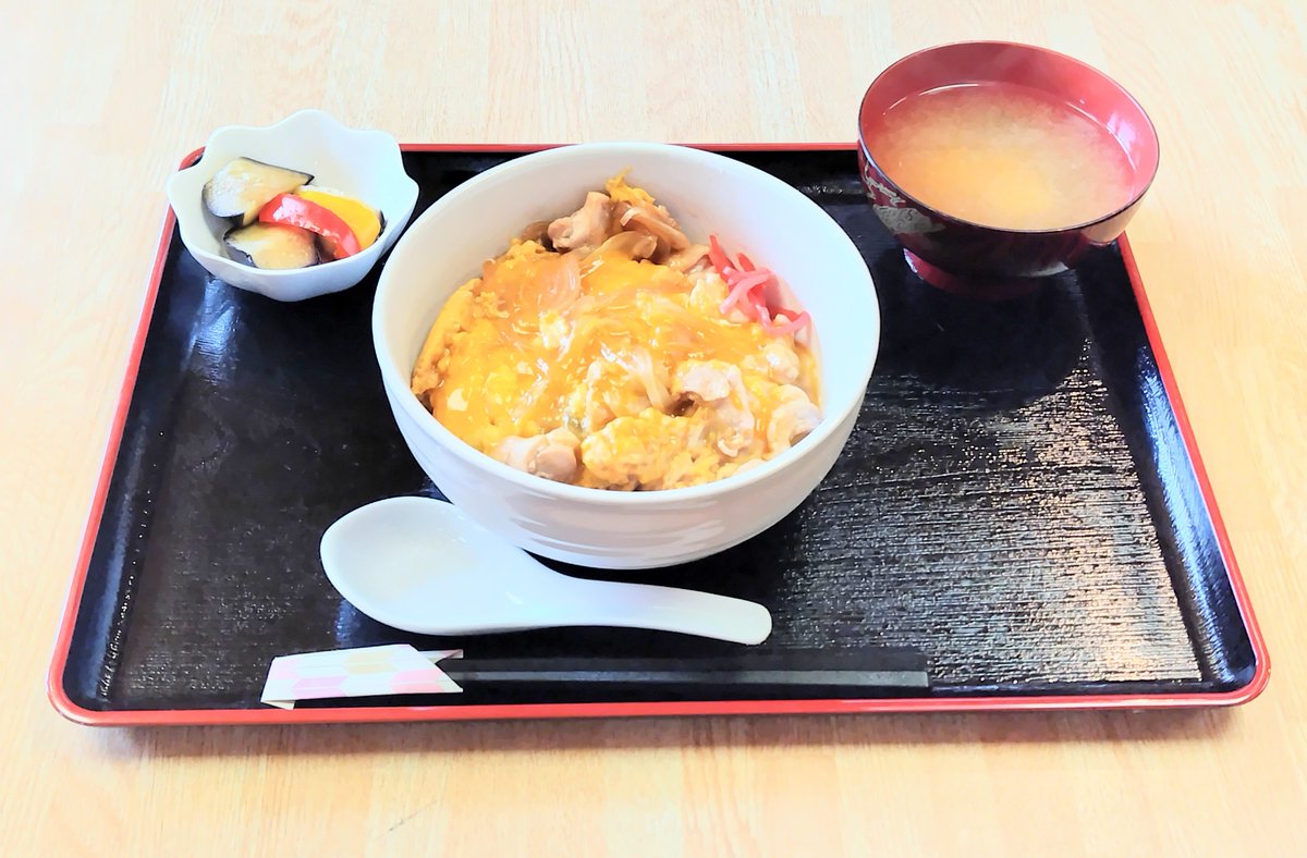 CafeOozora's tweet photo. こんにちは！はな子です！！

本日の日替わりは、
親子丼丼です！！

本日の小鉢は、
ナスの揚げびたしです！！

ぜひ、お越し下さい〜🤗

#カフェおおぞら
#本日の日替わり
#本日の小鉢
#就労支援B型 https://t.co/rBn5MHkiy1