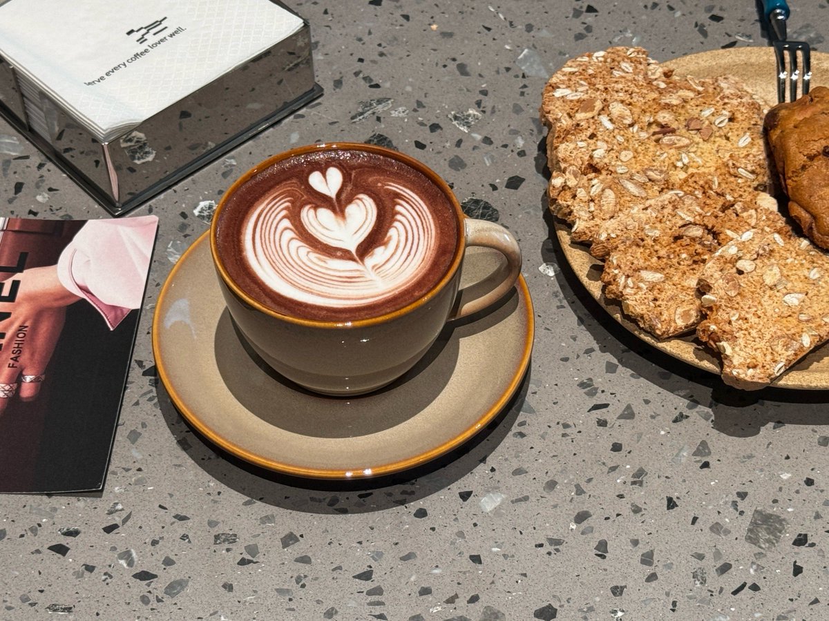 MorganAnsclb's tweet photo. Hoy me sentí pequea pero llena de calor, como una taza de chocolate caliente después de caminar bajo la lluvia ligera.， https://t.co/6jBFfx4N3y