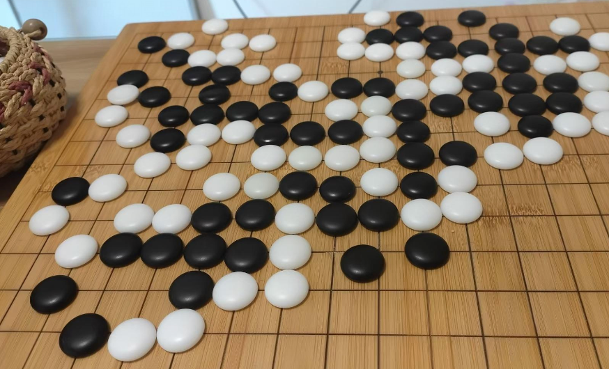 quangeAI's tweet photo. 围棋，比象棋高明的地方，围棋是大局为重，象棋是厮杀 https://t.co/gs7diS1AoR