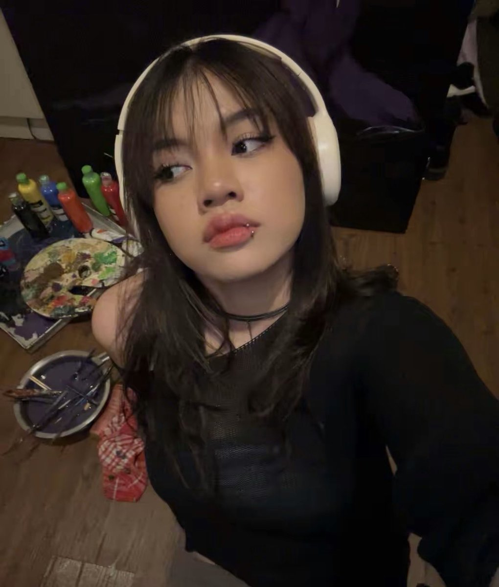 alice___proxy's tweet photo. [QUEER FRIENDSHIP APPLICATION] 
name: gina/eve 
age: 20 🚬
occupation: mahasigma DEKAPE (but i do side quest job as well, i nail 🩷)
zodiac: leo
height: 160cm
hobby: do editorial makeup if i have time to spare🎶
fun fact: i eat purple. my whole body is purple. https://t.co/Ft4AhOEdbR