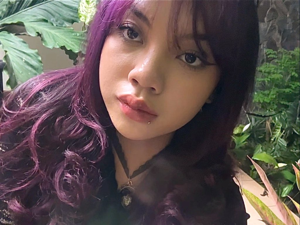 alice___proxy's tweet photo. [QUEER FRIENDSHIP APPLICATION] 
name: gina/eve 
age: 20 🚬
occupation: mahasigma DEKAPE (but i do side quest job as well, i nail 🩷)
zodiac: leo
height: 160cm
hobby: do editorial makeup if i have time to spare🎶
fun fact: i eat purple. my whole body is purple. https://t.co/Ft4AhOEdbR