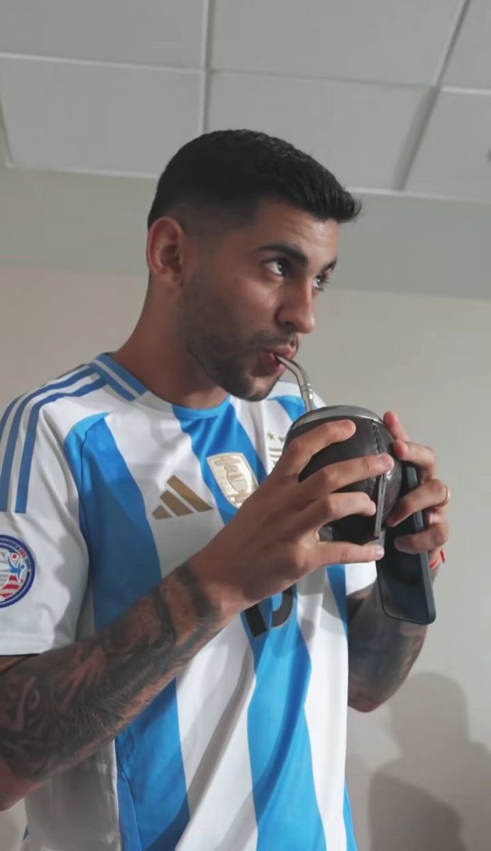 snapprints1's tweet photo. Se vienen stickers con mi capitán. El malo pero Cuti 😎 #cuti #capitán #selección https://t.co/b9IB70OCsX