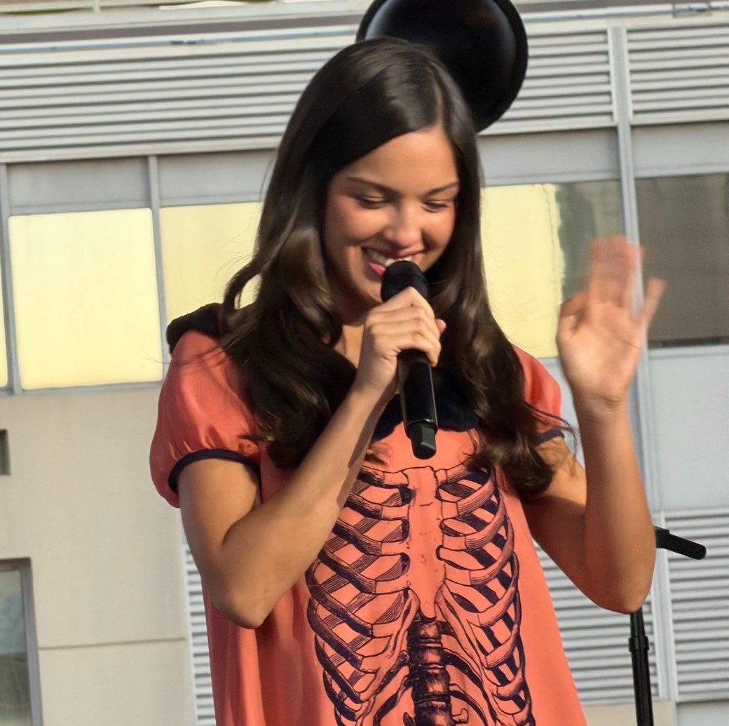 amandabedumb's tweet photo. SHE LOOKS SO CUTIE https://t.co/R7Fmkz1FRO