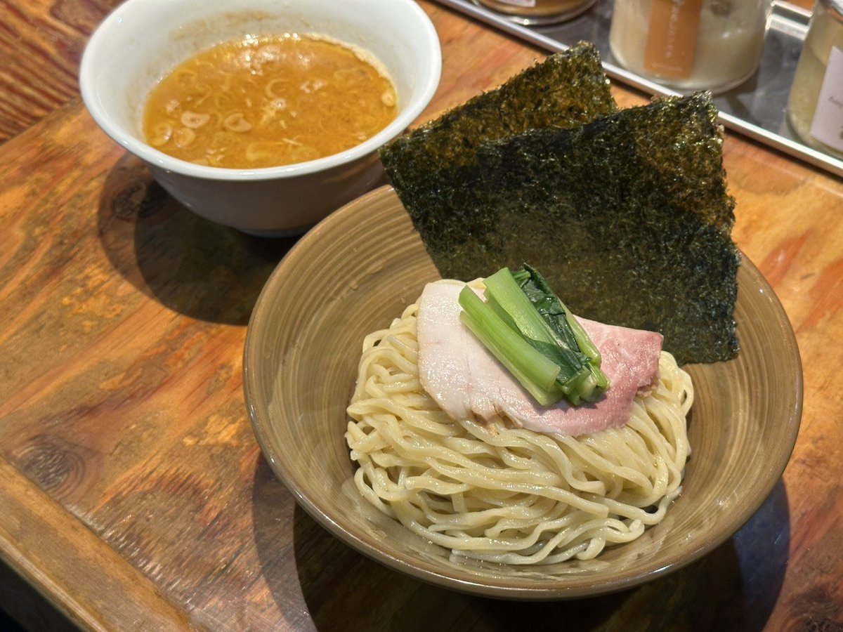 kakushinka_'s tweet photo. おはようございます。

自家製親鶏油の濃厚つけ麺は麺を氷水で締めてキンキンに冷えておりますので冷たくさっぱり食べられる一品です🍜🧊

大盛も無料なのでお得です！🉐

本日も通常営業です！

11:00〜15:00(L.O.14:30)

17:00〜22:00(L.O.21:30)

#ラーメン
#革新家OCHIAI
#新宿グルメ https://t.co/vmONKebeEB