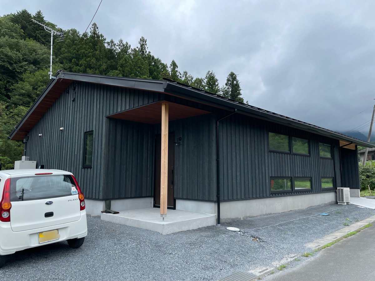 Dai_Mats's tweet photo. 昨日は、実測でいつも協力して頂いている、秩父の高橋建築さんのS邸にエアコン除湿量測定のためのセンサー設置に行って来ました。着くと建築家が設計したようなオシャレなデザイン！社長の高橋さん設計とのこと。高橋さん、昨日は想定外で驚いて失礼しました。高橋さんのデザイン力に敬意を表します。 https://t.co/sS1z9vpbvA