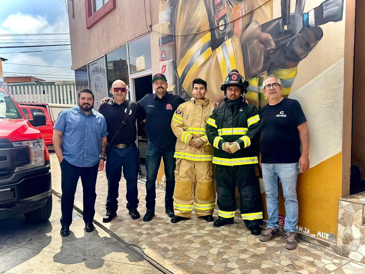 Gemsco_mx's tweet photo. Presentación de Lion con Bomberos Rosarito. 🚒🚨
Gracias infinitas al Director de Bomberos Lic. Rodolfo Espinoza Mena por su hospitalidad y la atención de recibirnos. https://t.co/Ol7CJE7HKa