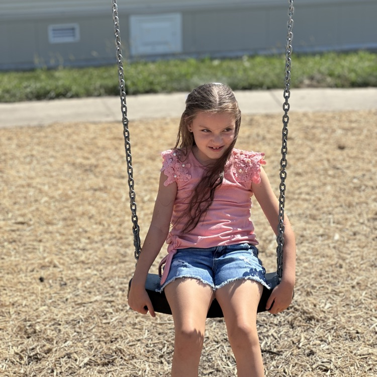 SQThomasElem's tweet photo. Third graders are enjoying all the new equipment on the playground! https://t.co/eXHkW8MupZ