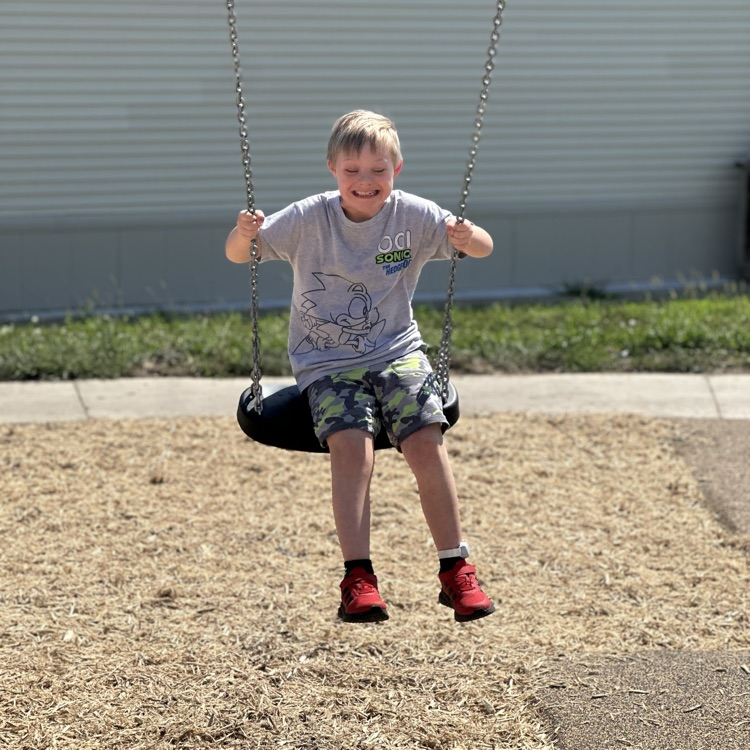 SQThomasElem's tweet photo. Third graders are enjoying all the new equipment on the playground! https://t.co/eXHkW8MupZ