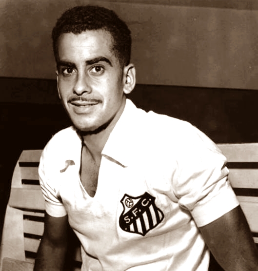 Footballers_bot's tweet photo. ジト/カナリア軍団全盛期にボランチを務めた精神的支柱。1958年,1962年のW杯連覇の立役者で、中でも1962年チリW杯決勝では決勝点となるヘディングを叩きこんだ。またサントスでは主将として10度サンパウロ選手権を制覇し、引退後もスカウトとしてロビーニョやネイマールなどの大スターを発掘した。 https://t.co/73HN1SQw4u