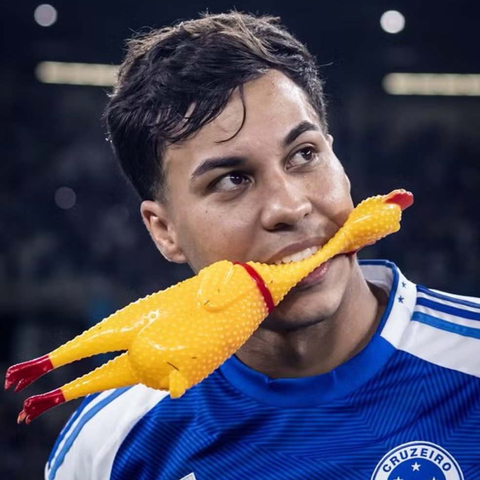 oficialmanualjr's tweet photo. QUATRO MESES DEPOIS… 👀

Após a derrota do Cruzeiro por 3 a 1 para o Atlético-MG, em maio, Kaio Jorge provocou:

“Agora é levantar a cabeça. A gente está jogando a Libertadores, eles estão jogando a Sul-Americana.”

Cruzeiro em setembro:
❌ Eliminado da Libertadores
❌ Eliminado da Copa do Brasil

Atlético-MG em setembro:
✅ Quartas da Sul-Americana
✅ Semifinal da Copa do Brasil