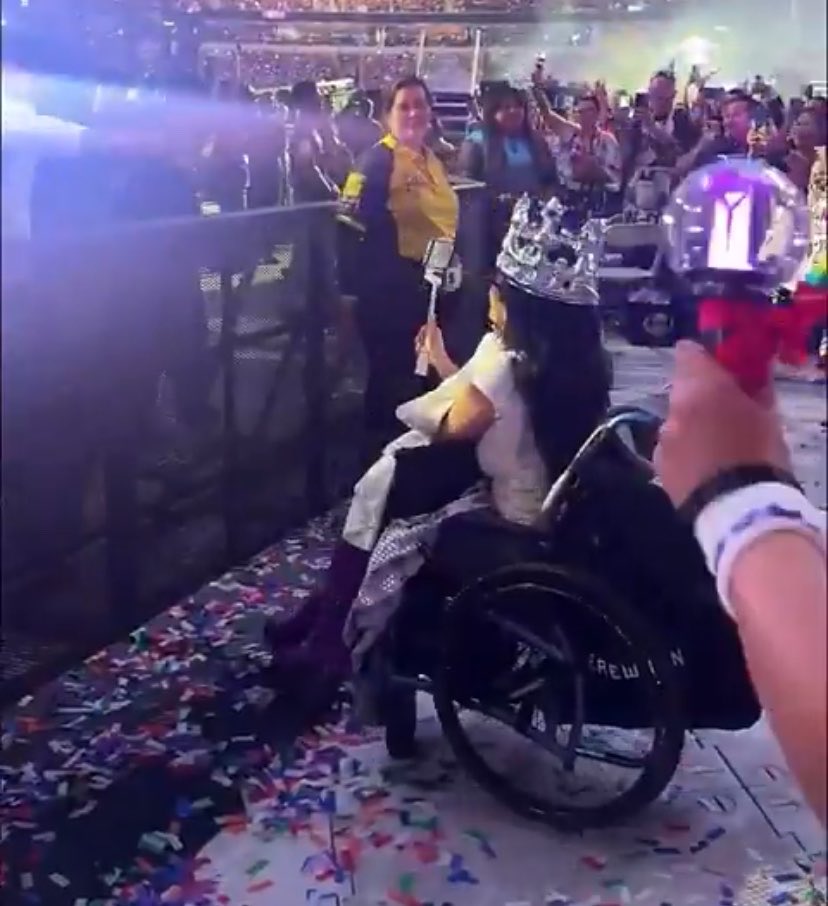 jeonIves's tweet photo. there was a little girl in a wheelchair so jungkook gave her his crown and tshirt😭 https://t.co/MI6VIthDtU