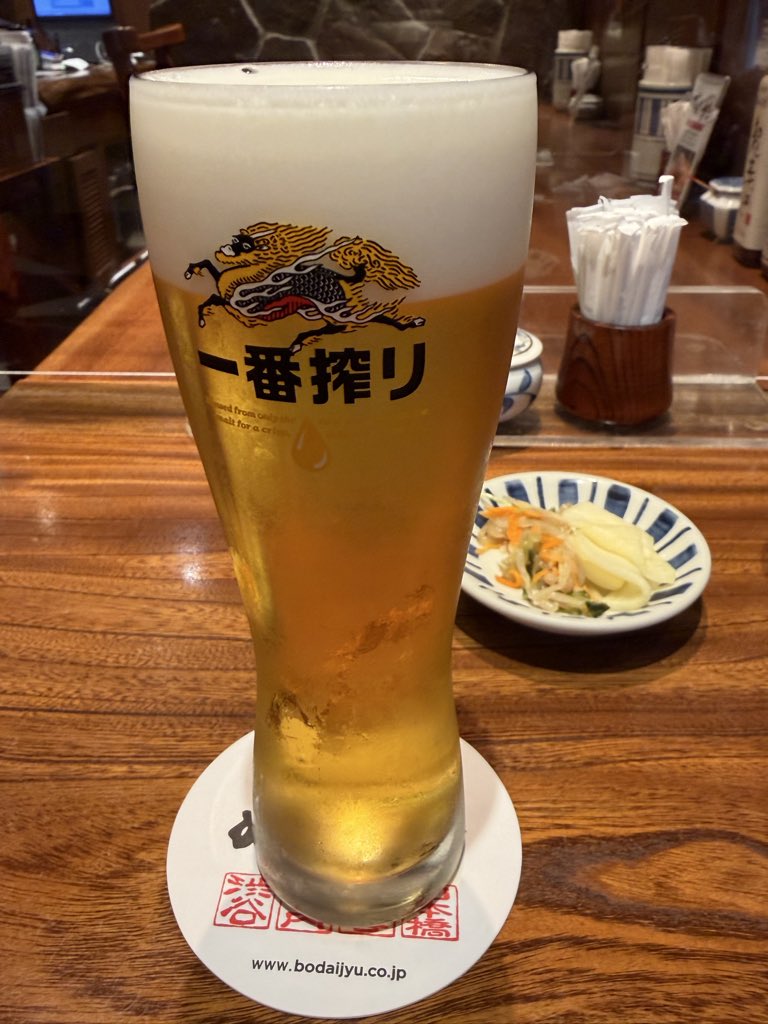 m_tribe's tweet photo. 久々に衝撃を受けた料理

揚げたてアツアツサクサクの肉厚トンカツが乗ったカツ丼を、氷まで入れたキンキンの出汁に沈め、トロロと梅おろし、キュウリとオクラを添えるという日本の良さ全開の一品

日本橋という土地柄もあってお値段はそれなりだが、ﾀﾋぬ前に一度食べておいて損はない https://t.co/vFm3JHg71E