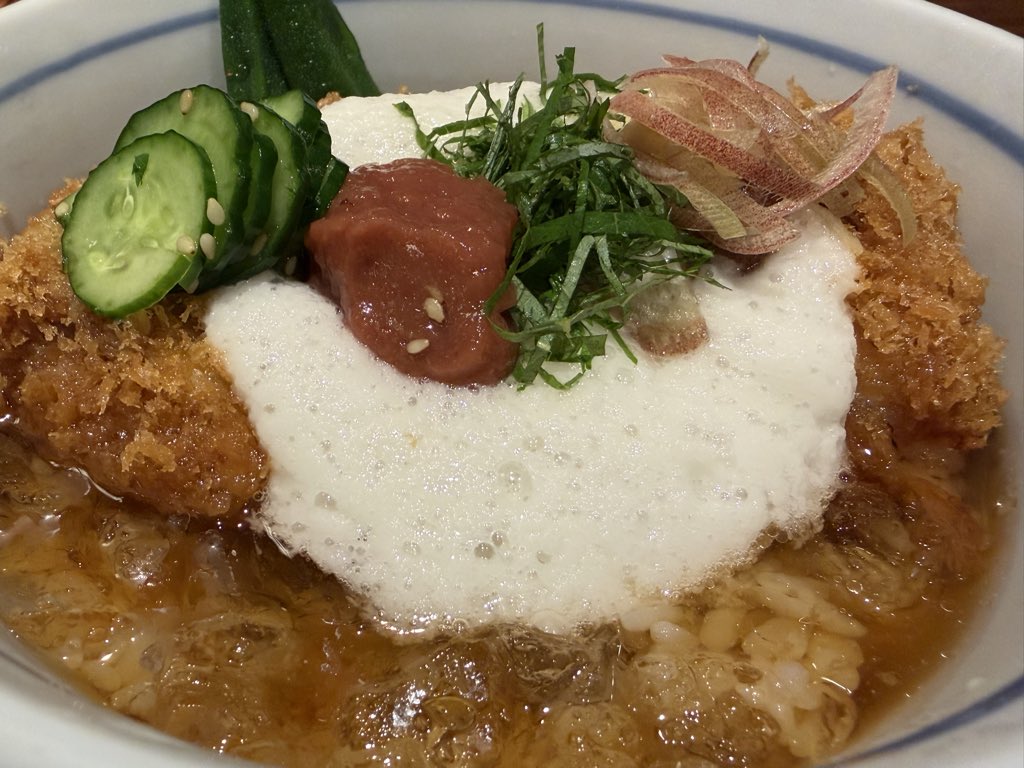 m_tribe's tweet photo. 久々に衝撃を受けた料理

揚げたてアツアツサクサクの肉厚トンカツが乗ったカツ丼を、氷まで入れたキンキンの出汁に沈め、トロロと梅おろし、キュウリとオクラを添えるという日本の良さ全開の一品

日本橋という土地柄もあってお値段はそれなりだが、ﾀﾋぬ前に一度食べておいて損はない https://t.co/vFm3JHg71E