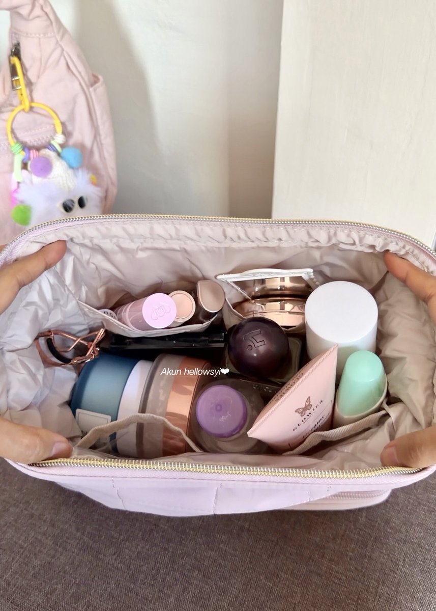 Ssiinntta's tweet photo. Bahannya puffy waterproof✨ Ada tempat buat naruh brush juga dibawahnya jadi ga belepotan deh💝

Yg mau samaan pilih yg pink double layer yaa🎀✨
https://t.co/0h9ngCCpye

Ukurannya spacious banget, jadi makeup, skincare kecil, sampai barang-barang lainnya bisa masuk🤏🏻 https://t.co/xw2V8JBrGK