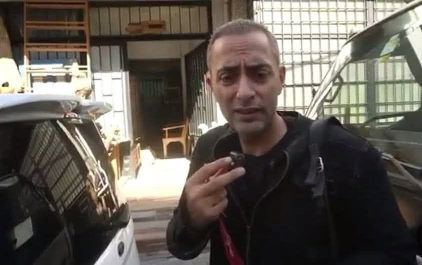 TOPRAK_2_'s tweet photo. ATİLLA KÖPRÜLÜOĞLU PAYLAŞMIŞ...
Bu haber hepimizi yakından ilgilendiriyor!
Türkiye’de büyük bir skandal ortaya çıktı:
5 milyon adet sahte ilaç ele geçirildi!
BÖYLE VİCDANSIZLIK
GÖRÜLMEMİŞTİR !
"Şubat 2025’te İstanbul İl Jandarma Komutanlığı İstihbarat Şube Müdürlüğü’ne bir ihbar ulaşıyor.
İhbarda; Bilent Buğdaycı, Uğur İlter, Yakup Kaya, Sezgin Buğdaycı, Şeyhmus Ergün, Ramazan Ergün ve Kadir Uslu isimli kişilerin sahte kanser ilaçları ürettikleri ve piyasaya sürdükleri belirtiliyor.
Anadolu Cumhuriyet Başsavcılığı ile Jandarma Genel Komutanlığı KOM Daire Başkanlığı koordinesinde, İstanbul İl Jandarma Komutanlığı’nın yaptığı istihbarat çalışmaları sonucunda ihbarın doğru olduğu ortaya çıkıyor.
Ümraniye’de 4 ayrı depoya ve 1 imalathaneye operasyon düzenleniyor.
Operasyonda piyasa değeri yaklaşık 2 milyar TL olan 5 milyon adet sahte kanser ilacı ele geçirildi!
Bunun yanında 100 bin adet boş ilaç kutusu, 32 bin adet marka etiketi, 9 adet sahte ilaç yapımında kullanılan dolum makinesi, 350 kilogram toz hammadde ve 60 bin adet çeşitli tıbbi malzeme ele geçirildi.
8 şüpheli yakalandı. Yakalanan kişilerden 6’sı tutuklandı.
Operasyonun detayları da daha önce haber oldu.
Ama ben iddianameye ulaştım.
Yazanlara inanamadım.
Şüpheli sayısı 9’a çıktı. İsimler şöyle: Bilent Buğdaycı, Kadir Uslu, Kurtuluş Mazlum Ağırman, Oğuzhan Tan, Ramazan Ergün, Sezgin Buğdaycı, Şeyhmus Ergün, Uğur İlter, Yakup Kaya.
İddianamede ilaç isimleri yer aldı.
Kanser ilacı üreten hemen hemen tüm markaların sahte ilaçları üretilmiş.
Sadece kanser ilaçları değil...
Mesela; bebek doğduktan, ölü doğumdan, düşükten veya kürtajdan hemen sonra ya da bebeğin emzirilmemesi gereken durumlarda süt üretimini (laktasyon) engellemek için kullanılan Dostinex marka ilaçtan 6 bin kutu üretilmiş.
Hemodiyaliz hastalarında gelişen demir eksikliği nedeniyle kullanılan Venofer’den 1000 kutu; kadınlarda kısırlık tedavisinde ve bazı durumlarda erkeklerde sperm kalitesini ve miktarını artırmak için kullanılan Pregnyl adlı ilaçtan 10 bin adet ele geçirilmiş.
Şüphelilerden Bilent Buğdaycı ifadesinde suçunu itiraf etmiş.
Kaçak ilaçların ticaretini yaptığını söylemiş.
Ancak adreslere yapılan baskınlarda ilaç yapımında kullanılan 9 dolum makinesi, 350 kilo hammadde, 32 bin marka etiketi, boş ilaç kutuları, ambalaj makineleri ve kullanım kılavuzları ele geçirilmiş.
Şüphelilerden Uğur İlter ise kurye olduğunu kabul etmiş.
Ayrıca bu kişilerin sosyal medyada açtıkları hesaplarla da ilaçların satışını yaptıkları ifade edilmiş.
Düzenlenen iddianamede şüphelilerin Türk Ceza Kanunu’nun 187/1, 37/1, 53, 54, 58 ve 63. maddelerinden cezalandırılması istenmiş.
Maddeleri boşuna yazmadım.
TCK 187/1 diyor ki: “Kişilerin hayatını ve sağlığını tehlikeye sokacak biçimde ilaç üreten veya satan kimseye bir yıldan beş yıla kadar hapis ve adli para cezası verilir.”
Evet, sadece cezası bu.
Bir yıldan 5 yıla kadar hapis cezası!
Bakın Jandarma işini yapmış, kolluk kuvvetleri tüm kademelerinde çalışmış, savcılık görevini yapıp soruşturmuş ve davayı açmış.
Belli ki yargı da cezayı kesecek.
Ama ortada kanun yok. Zaten başımıza ne geliyorsa bu cezasızlık algısı yüzünden gelmiyor mu?
Hele bir de bu ilaçları kullanan hastalar var.
Bir an için kanser hastası biriyle empati kurun.
Çare beklerken sahte ilaçlara maruz kalıyorsunuz.
Tedavi olduğunuzu düşünürken ilaçlar hiçbir işe yaramıyor.
İnanılır gibi değil.
İnsanların hayatıyla nasıl böylesine vicdansızca oynuyorsunuz.
Böylesine canilerin masum insanları öldüren terör suçlusundan ne farkı var?
Kanser hastaları ve hasta yakınlarının umududur bu ilaçlar.
Hayata tutunmalarının ve iyileşmelerinin en büyük destekçisidir.
Bu kişiler cinayetten, cinayete teşebbüsten, en ağır suçlardan yargılanmalıdır."
****
Murat Ağırel'in Cumhuriyet 'teki köşesindeydi bu yazı...
6 ay uğraşmış bu yazı için.
Gerçekten inanılır gibi değil...
Resmen umut hırsızlığı yaptıkları...
Vicdansızlık...
Kansızlık...
Tedavi olmak istiyorsunuz, umutla...
Size satılan ilaçlar sahte! 
Alıntıdır..
