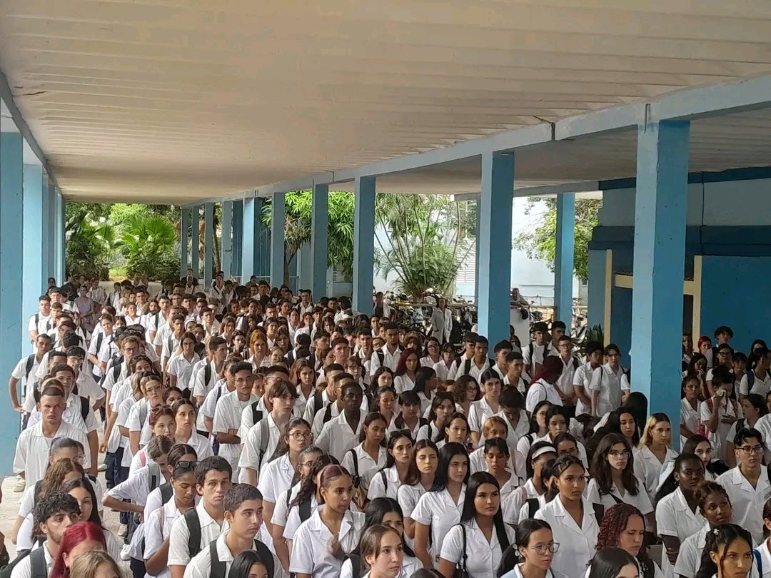 yamelverdecia's tweet photo. Con #HonorHolguinero participación en el acto de inicio del curso escolar 2026-2027. Le deseamos éxitos a nuestros educandos, nos llena de satisfacción cada año estar al lado de nuestros estudiantes de las Ciencias Médicas. En ustedes depositamos nuestra confianza 
#CubaPorLaVida https://t.co/yV7Cj42vH4