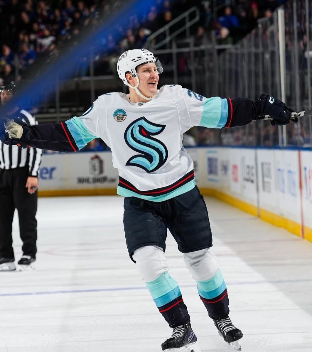 PuckLineNews tweet picture