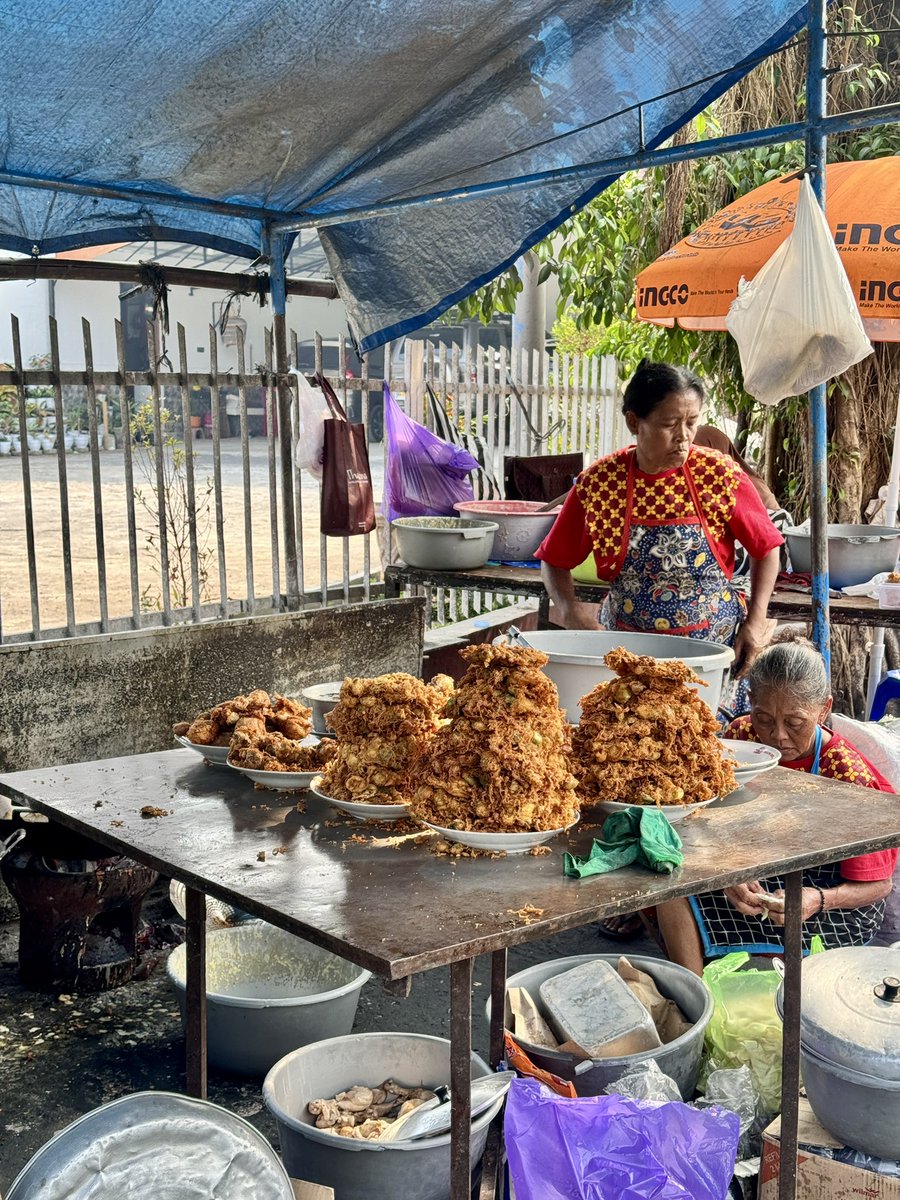 masakpartikelir's tweet photo. Top tier sarapan warlok Jogja, kalo turis domestik minimal banget harus punya kesabaran seluas samudra buat antre https://t.co/fe7ZITwm0i