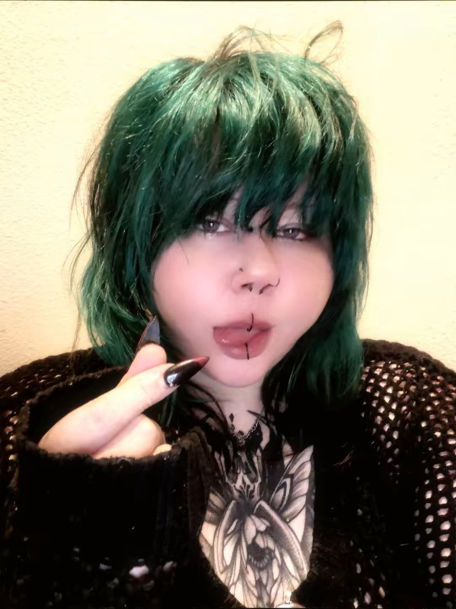 lasagnyewest's tweet photo. jeeeesus i need a haircut 

#nsfwtwt #twitterafterdark #fat #bbw #ssbbw #goth #pierced #coloredhair #puppygirl https://t.co/wfJndm5Gmo