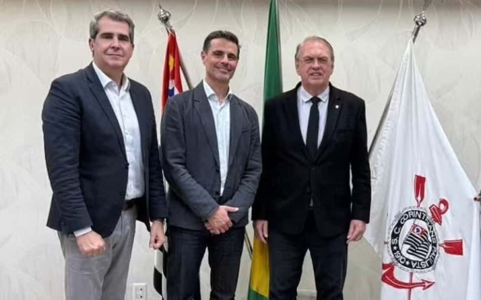 centraldotimao's tweet photo. Redução de custos 🏴🏳️

Na noite desta terça-feira (1), Osmar Stabile, presidente do Corinthians, foi entrevistado pela Rádio Energia 97 e voltou a comentar sobre a possibilidade da transformação do clube em Sociedade Anônima de Futebol (SAF). No começo da última semana, a alta cúpula corinthiana se reuniu com os idealizadores da SAFIEL, que propõe uma mudança no modelo administrativo do clube possibilitando uma maior participação da torcida nas decisões do dia a dia do clube.

“Tivemos aquela reunião, e eles pediram, pela primeira vez, uma reunião documentada. Eles enviaram o pedido para nós. Eu consegui reunir o Conselho Deliberativo, o Conselho de Orientação (Cori) e o Conselho Fiscal para que pudéssemos conversar com eles. Nós fizemos algumas perguntas que eles puderam responder naquele momento e deixamos também algumas questões para que fossem respondidas posteriormente. Eles estabeleceram o prazo de uma semana, até sexta-feira, acredito eu. Como nossa conversa aconteceu na sexta-feira passada, eles ficaram de responder até esta sexta-feira. Nós estamos aguardando essa resposta”, iniciou.