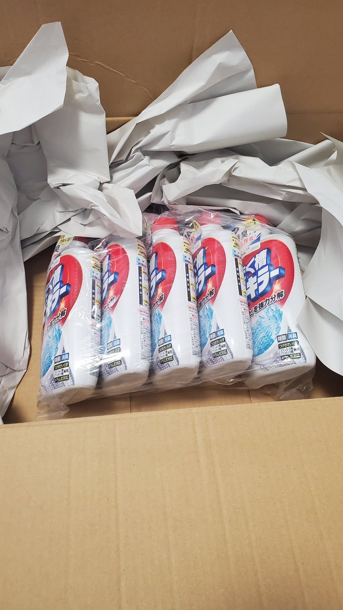 shinji_ishimaru's tweet photo. Amazonから身に覚えのない荷物が届きました。立て続けに2回も。

ヘビーユーザーなので開封してから気づいたのですが、別人宛の荷物が届くという誤配送でした。番地もマンション名も違っていて。何をどう間違ったのか謎です。

Amazonに連絡すると「差し上げます」「不要なら捨てて下さい」と言われ、カビキラー5本の処分に困っています…

というか、名前と住所と買い物の中身まで他人に知られてしまう事故なので、個人情報の流失として厳格に対処してほしいと思います。