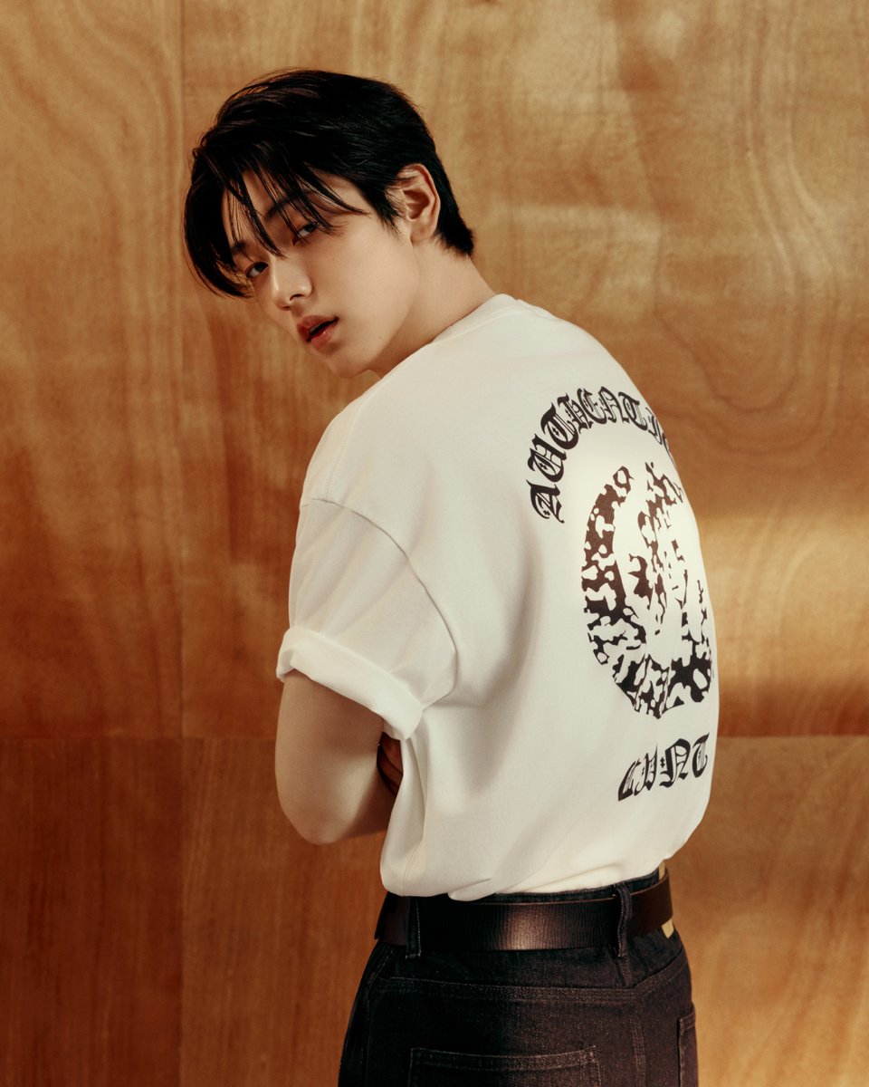 covernatmag's tweet photo. The Autumn Paper: Words of SOOBIN

디플로마 엠블럼 로고 프린트가 특징인 하프 티셔츠는 루즈
스트레이트 핏의 워크 진과 함께 매치하여 편안하고
자연스러운 가을 스타일링을 완성했습니다.

#수빈 #SOOBIN #커버낫 #COVERNAT https://t.co/rKAG8DQOTI