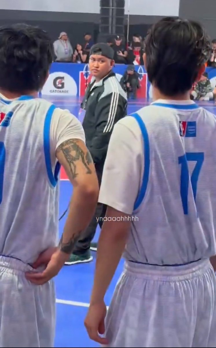 caprikenszn's tweet photo. nagtataka siguro si kuyang naka-black bakit di pa sumasama sa team huddle tong dalawa 😭😭😭😭😭😭😭 #kentin magnets reyal buy 1 get 1 talaga yan sila 😭😭😭😭😭😭😭😭😭😭😭😭 https://t.co/LbBQnOholw