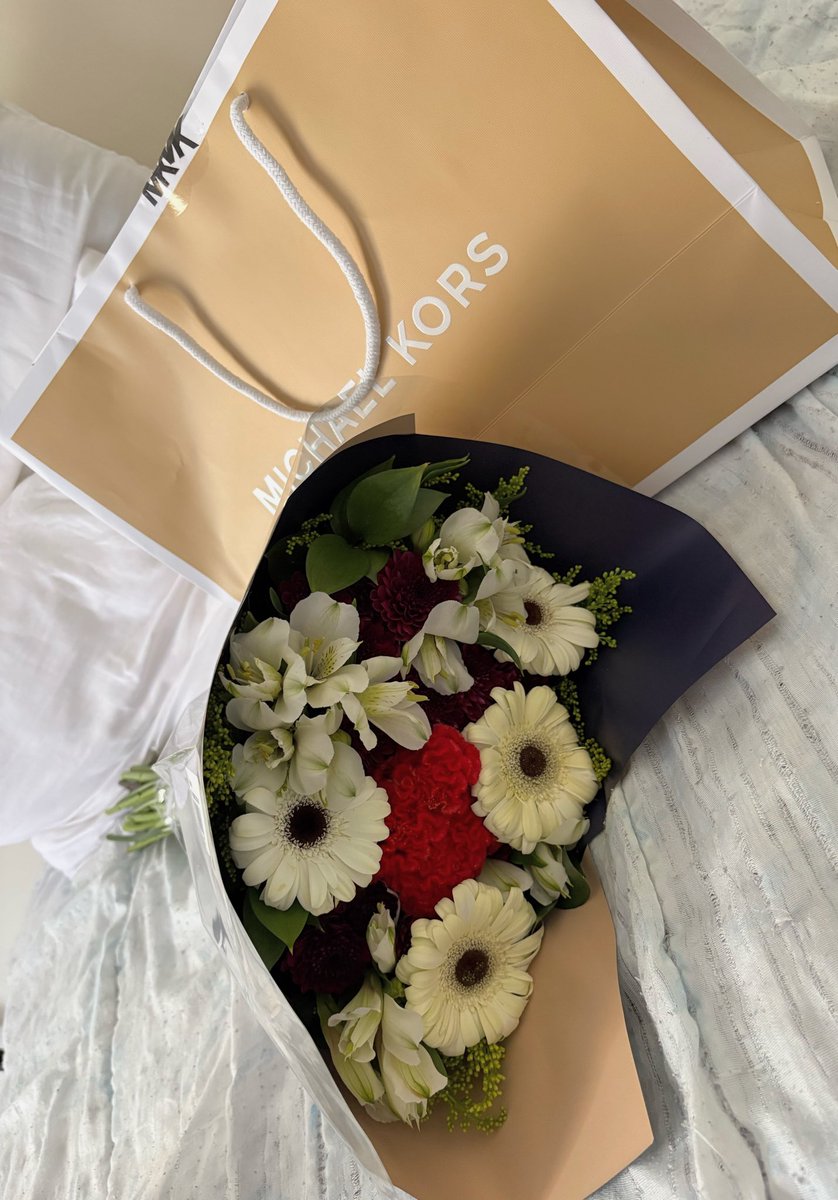 iAfleh's tweet photo. como ser triste se toda vez que estou mal ele me trás presentinhos? 😭 https://t.co/MqWnYQDyWV