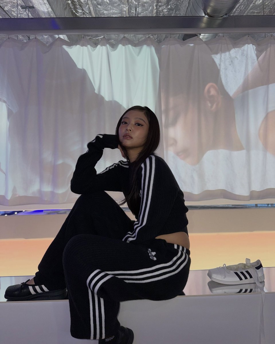 jenniepics's tweet photo. jennie instagram update https://t.co/zkQ9KGjR40