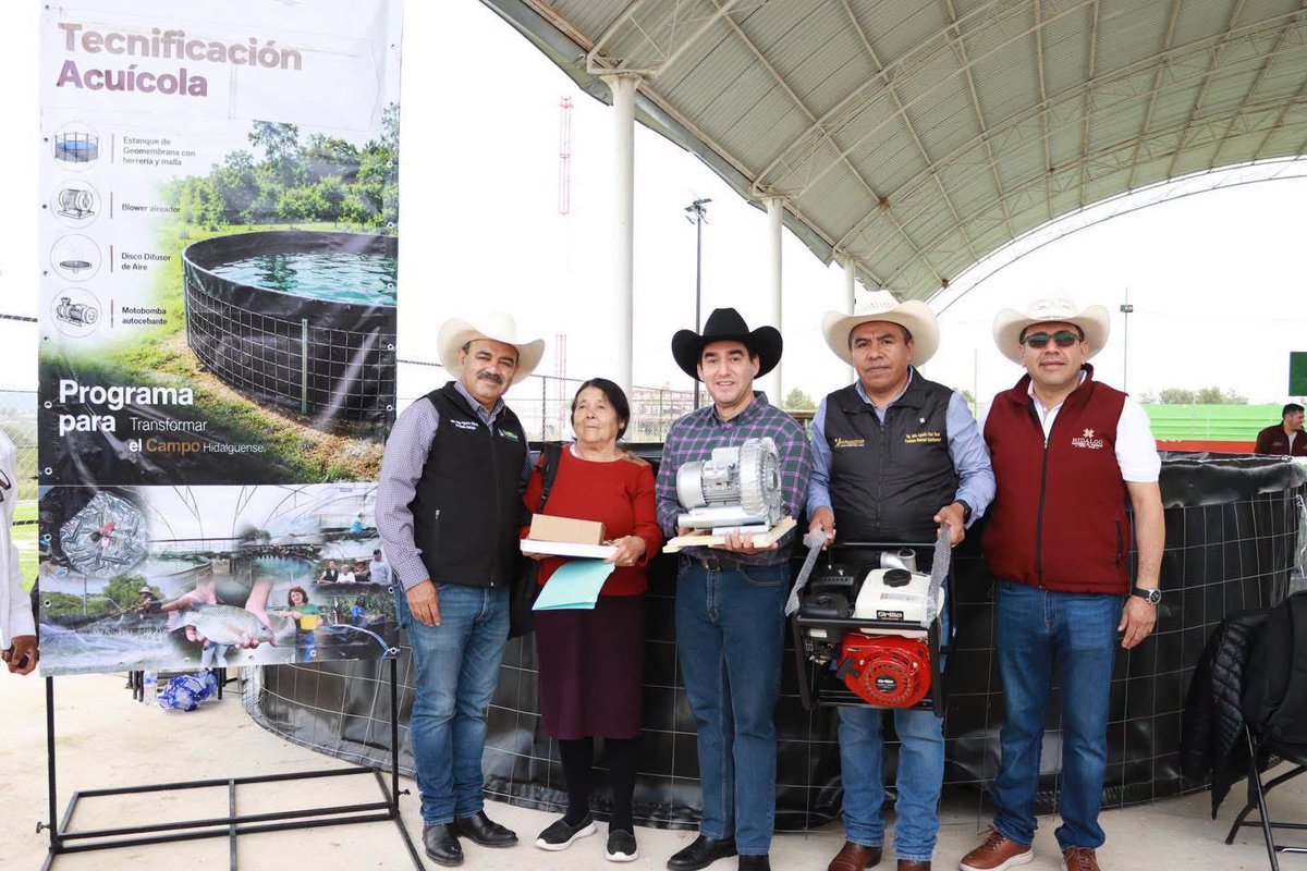 GlezNapoleon's tweet photo. ¡Seguimos impulsando el campo en Chapantongo! 🌾🚜 Entregamos apoyos agropecuarios para respaldar a nuestros productores y fortalecer la economía rural. #ElHidalgoQueQueremos 🌱 https://t.co/2rw9h6lEcR