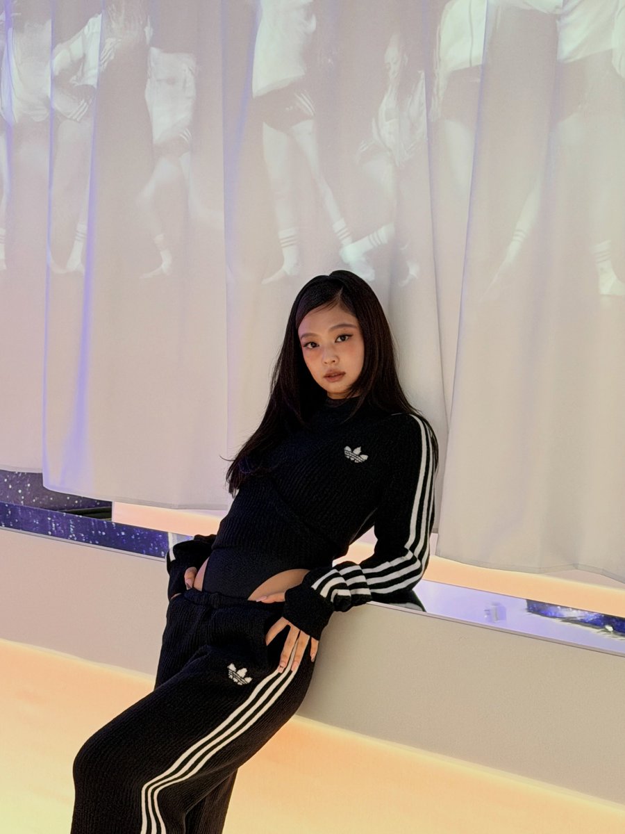 JennieDCGallery's tweet photo. 260902 #JENNIE IG Update

something I’ve been working on for the past year with @adidasoriginals 🖤 a dream collab I’ve dreamt of foreverrrr!!! thank you to the adidas team for creating this moment with me. everything began with the freedom of movement, limitless space, and the graceful balletcore dream ☁️☁️☁️ so proud of how each piece turned out. go get yours noww 🖤