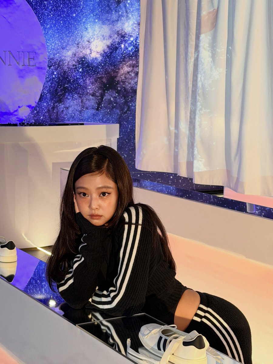 JennieDCGallery's tweet photo. 260902 #JENNIE IG Update

something I’ve been working on for the past year with @adidasoriginals 🖤 a dream collab I’ve dreamt of foreverrrr!!! thank you to the adidas team for creating this moment with me. everything began with the freedom of movement, limitless space, and the graceful balletcore dream ☁️☁️☁️ so proud of how each piece turned out. go get yours noww 🖤