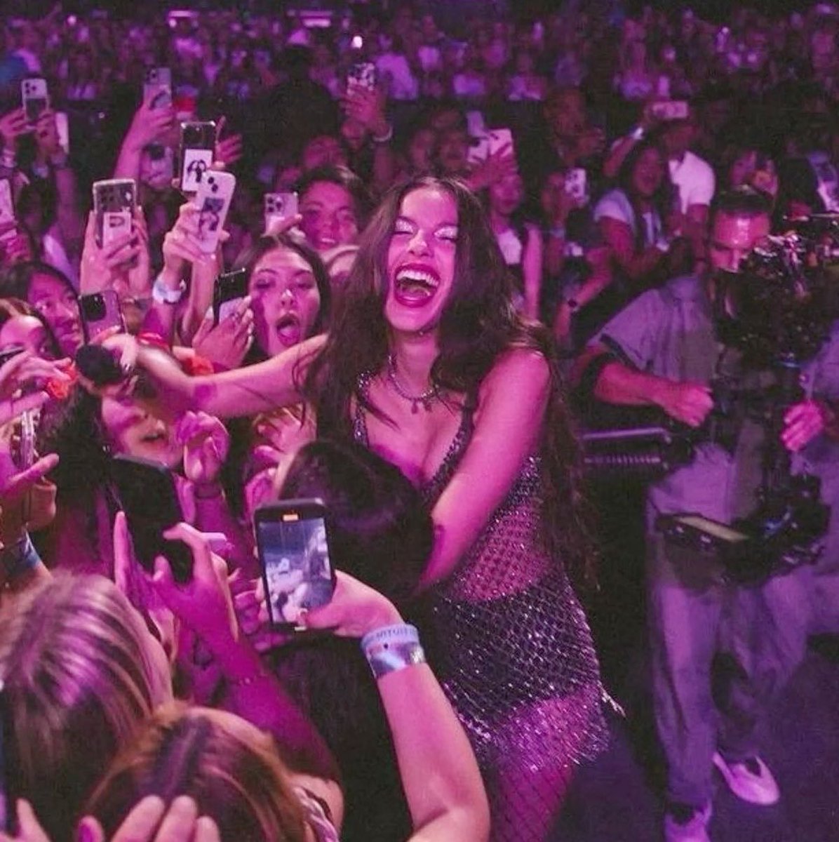 oliviarodrbr's tweet photo. Olivia Rodrigo sobre o impacto de suas músicas na vida de fãs, para o Grammy Museum. 💖

"Amo fazer shows e, obviamente, amo meninas e mulheres. Poder me apresentar, ver pessoas jovens na plateia e, quem sabe, proporcionar um espaço onde elas saibam que seus sentimentos e suas experiências são importantes é algo muito emocionante para mim.

Também acho que isso me ensina que a música é capaz de nos colocar em pé de igualdade e mostra que somos muito mais parecidos do que diferentes."