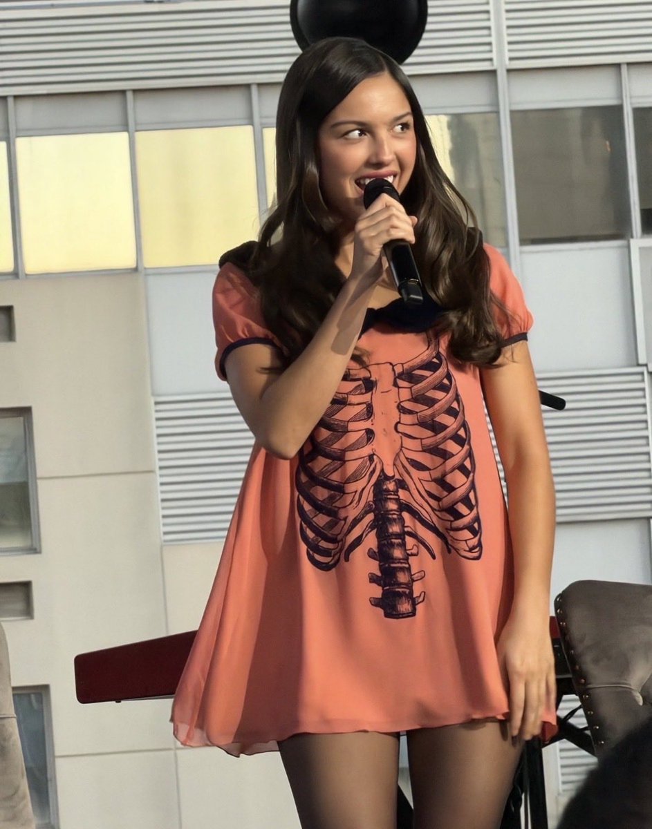 Livzonee's tweet photo. THIS OUTFIT IS FREAKING ADORABLE OMG

#oliviarodrigo #grammymuseum https://t.co/YVNx8IwhqY