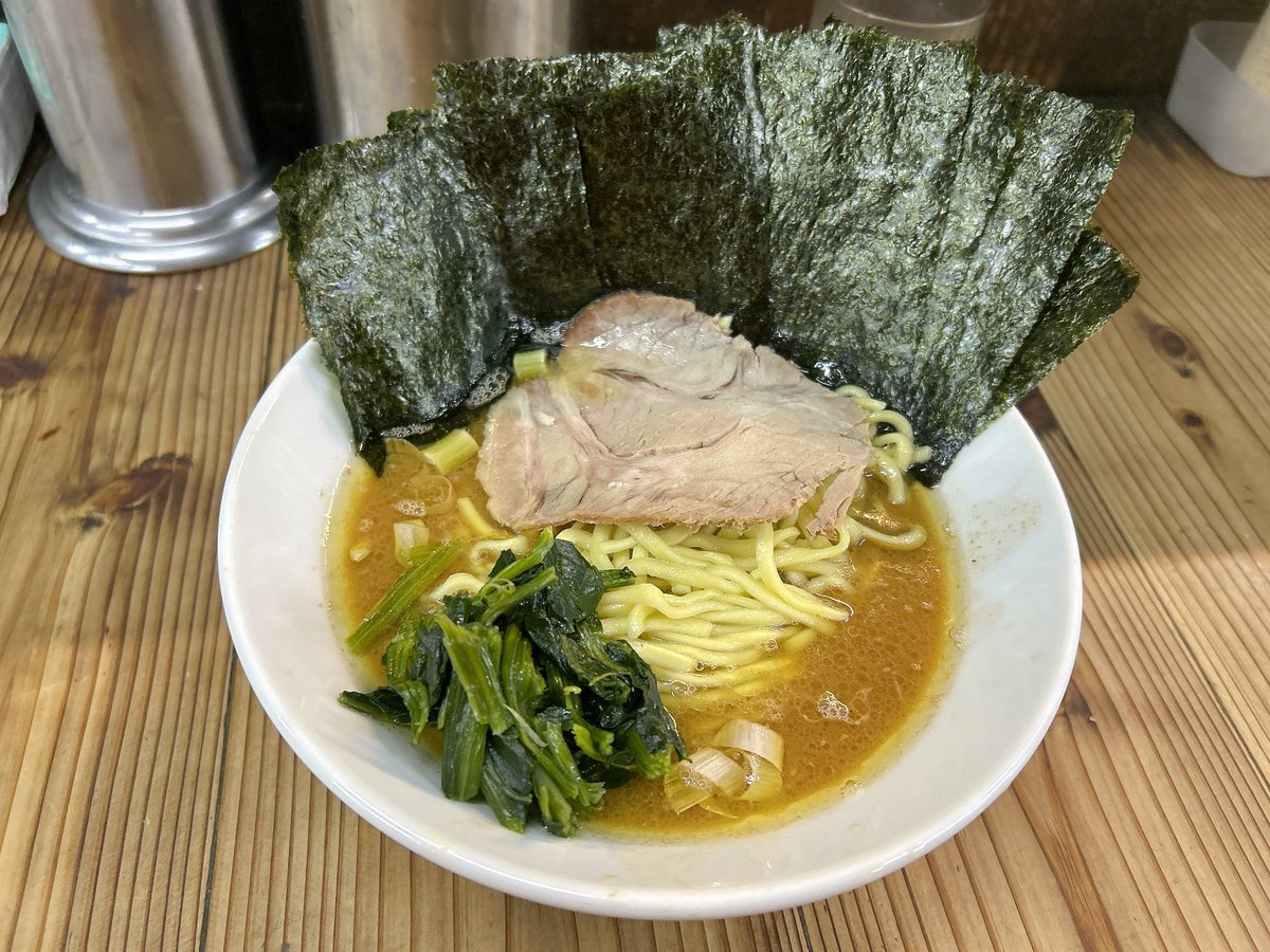 Morikkuma_ramen's tweet photo. 西多摩郡瑞穂町の湘南乃家へ。並ラーメンに極上のりを注文(￣▽￣)好みは硬め・多め。ライスは無料でお代わりも自由。茶濁してトロミのある豚骨ベースの醤油スープ。豚骨のパンチは控えめだけど程よいコクと旨味を感じ多めにした鶏油でコッテリ感と風味がプラスされ程よい醤油のエンミとキレを感じる https://t.co/NsJfYjQICn