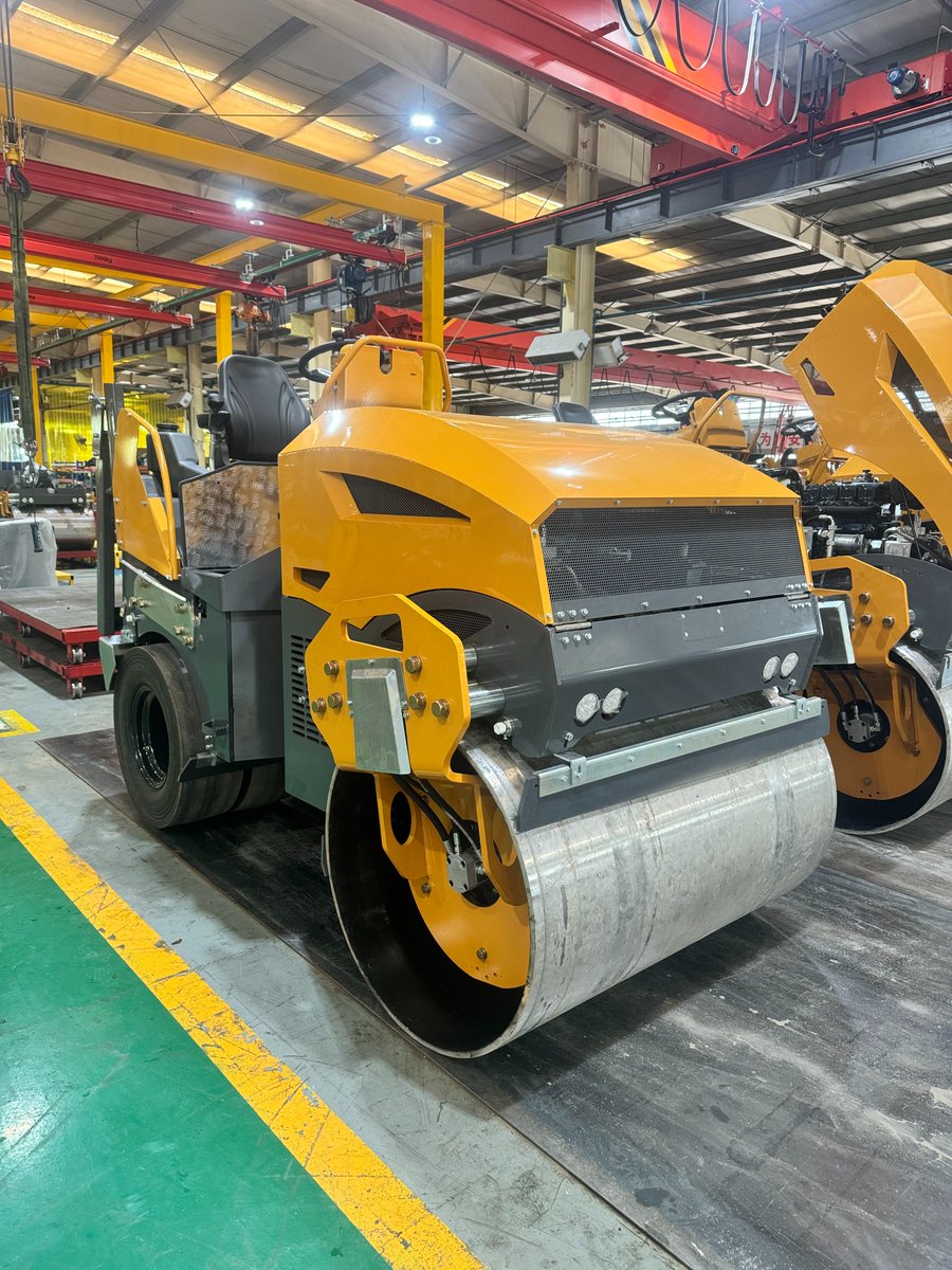 Samantha__Shi's tweet photo. Versatile double‑drum vibratory road rollers in full tonnage range. Excellent maneuverability for urban jobsites, asphalt repair & compaction work. CE & EPA certification available upon request. Contact us for FOB quotation. #RoadRoller #ConstructionEquipment #CompactionMachine https://t.co/bAoHi6XSRU