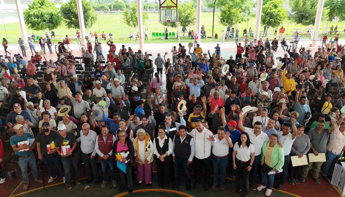 GlezNapoleon's tweet photo. ¡Seguimos entregando apoyos directos al campo hidalguense! 🚜🌱 En Progreso de Obregón beneficiamos a familias productoras de 4 municipios con insumos y herramientas.
Con el liderazgo de @juliomenchaca_ , construimos #ElHidalgoQueQueremos. 🤝🌾 https://t.co/xhfU5tkP8o