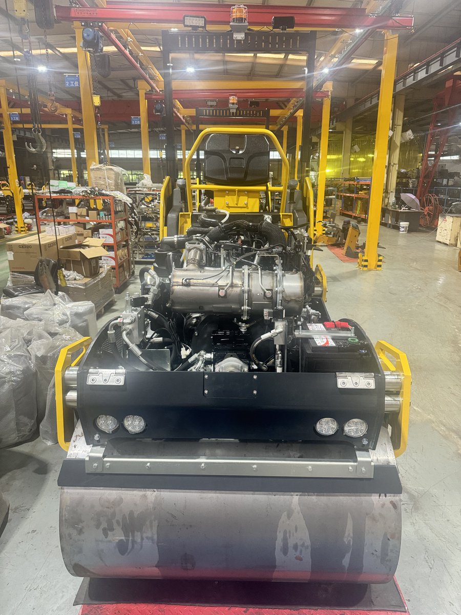 Samantha__Shi's tweet photo. Versatile double‑drum vibratory road rollers in full tonnage range. Excellent maneuverability for urban jobsites, asphalt repair & compaction work. CE & EPA certification available upon request. Contact us for FOB quotation. #RoadRoller #ConstructionEquipment #CompactionMachine https://t.co/bAoHi6XSRU