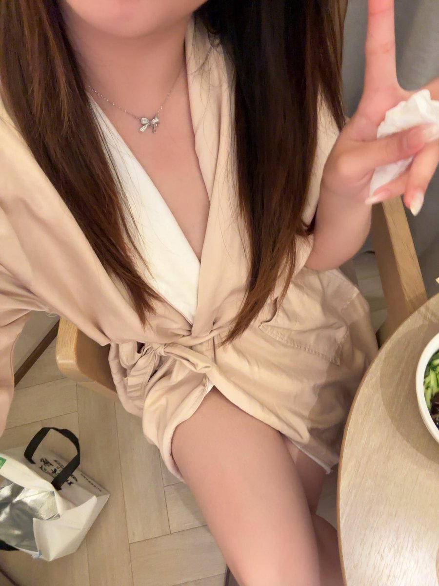 chole_orwell's tweet photo. 好想等发工资我再去自己爽住一次酒店啊，桔子水晶的浴袍巨舒服的 https://t.co/LYlc76fVHB
